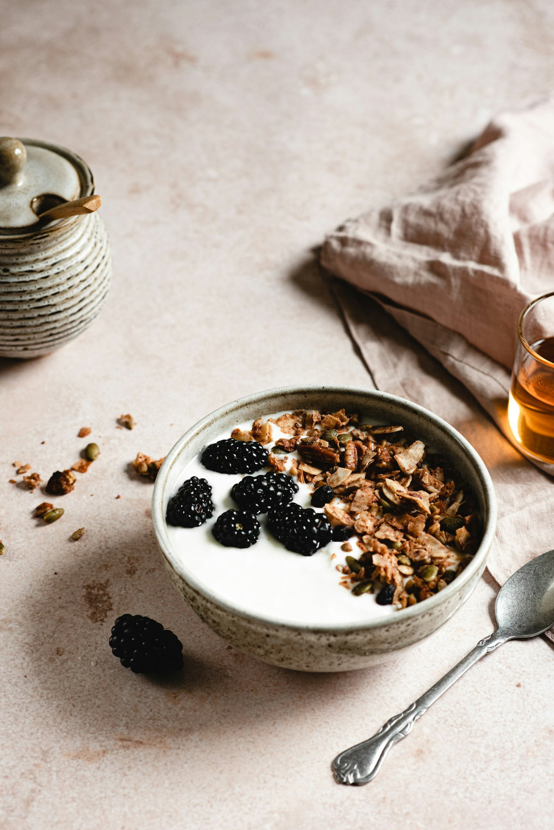 Bol cu iaurt, granola crocantă și mure — mic dejun sănătos
