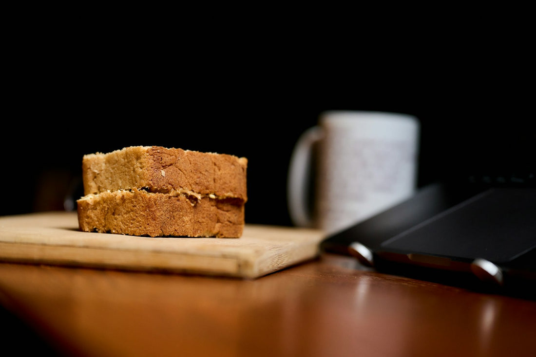 Două felii de pâine prăjită cu unt de arahide natural